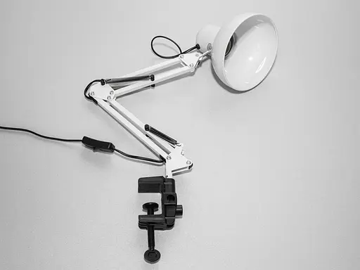 Стильная белая настольная лампа Pixar - фото 3