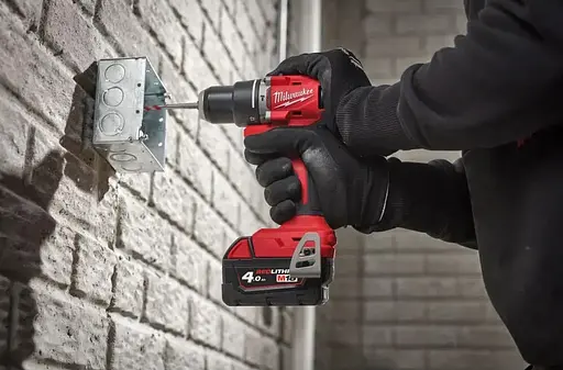 Шуруповерт-дрель аккумуляторный Milwaukee М18 BLPDRC-422С 18В 1х2 А/ч 1х4 А/ч 60 Нм 500 1700 об/мин ЗП M12-18C кейс 1.5 кг - фото 2