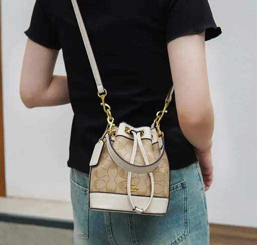 Жіноча сумка із фірмового полотна із підвіскою серце (Бежева) - фото 5