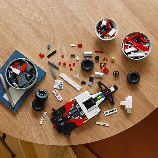 Уценка. Конструктор LEGO Icons McLaren MP4/4 и Айртон Сенна 693 деталей (10330) - фото 5