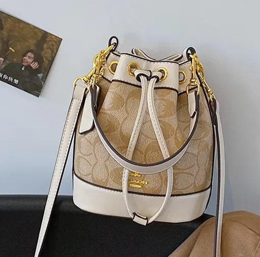 Жіноча сумка із фірмового полотна із підвіскою серце (Бежева) - фото 4