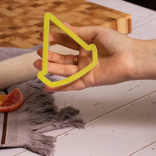 Пластикова форма для випікання печива та пряників трикутне вирубування каттер для печива 10.5х9х2.5 см, Kitchen Master Жовтий 85448 - фото 4