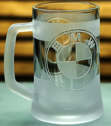 Пивний кухоль BMW 660 мл з гравіюванням Подарунок автолюбителю  Келих з логотипом авто БМВ та  легендарний слоган - фото 2