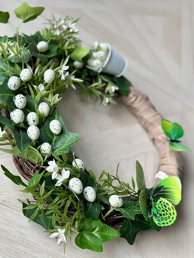 Пасхальный декоративный венок на двери Hvoya с яйцами, бабочками и ведерком 45 см - фото 4