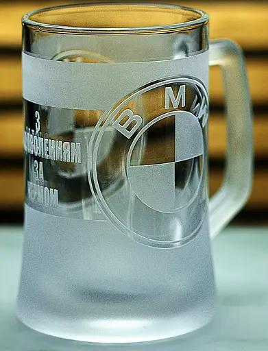 Пивний кухоль BMW 660 мл з гравіюванням Подарунок автолюбителю  Келих з логотипом авто БМВ та  легендарний слоган - фото 7