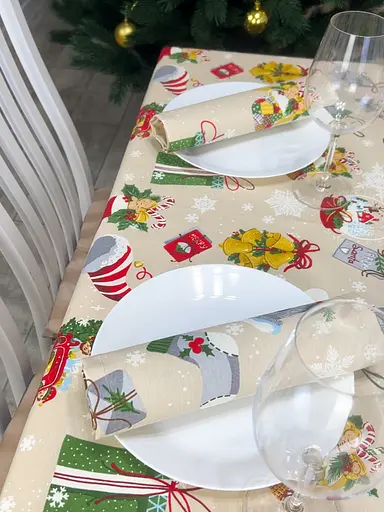 Водоотталкивающая Скатерть новогодняя с принтом Рождественский декор 220х140 см (+ 4 салфетки 30х40) Бежевый - фото 9