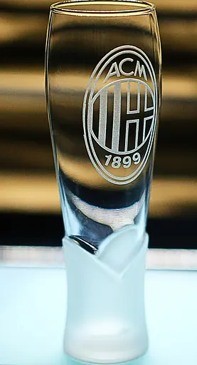 Пивний келих крафтовий 440 мл ФК Мілан AC Milan з гравіюванням подарунок для фаната футбольна кружка глянец - фото 2