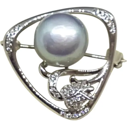 Серебряная брошь Подиум с жемчугом и фианитами. Артикул SB853