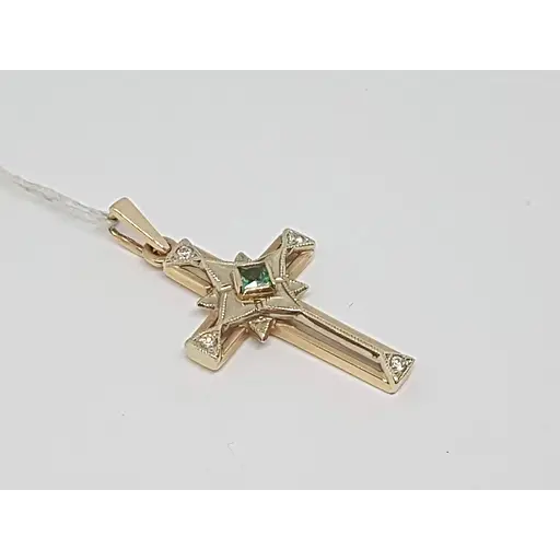 Золотий хрестик Київський ювелірний завод з діамантами і смарагдом. Артикул 3342050 - фото 2