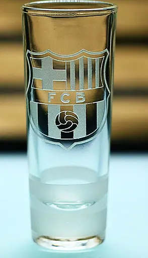 Стеклянная рюмка 60мл Barcelona с гравировкой подарок для фаната стопка ФК Барселона футбольная стопка - фото 1