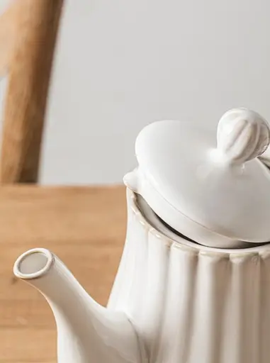 Керамический чайник Lene Bjerre белый рифленый вертикальный дизайн 1150 мл - фото 3