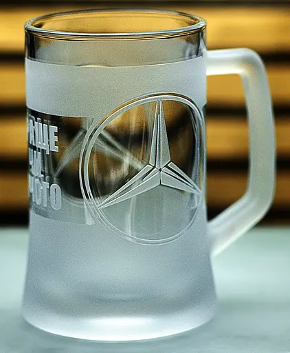 Пивний кухоль Mercedes-Benz 660 мл з гравіюванням Подарунок автолюбителю  Келих з логотипом авто Мерседес та легендарний слоган - фото 7