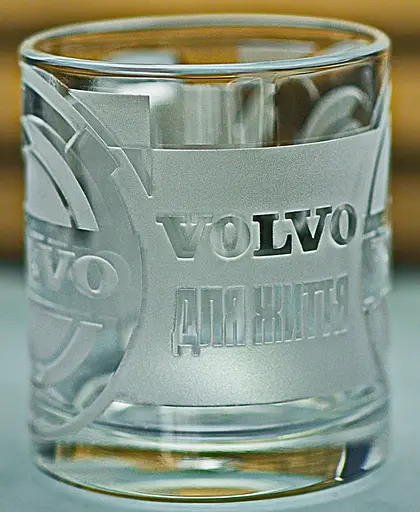 Скляна чашка Volvo 320мл з гравіюваннямж Подарунок автолюбителю кружка для чаю та кави з лого авто Вольво та легендарний слоган - фото 4