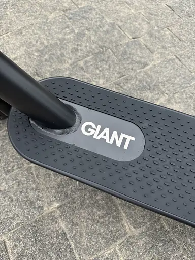 Электросамокат GIANT M365 PRO 500W 10.4Ah складной, перфорированные колеса, защищенные от проколов, черный (2025) - фото 9