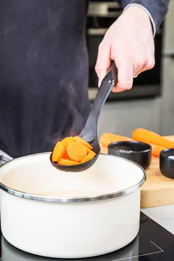 Ложка для сервіровки з прорізами KitchenAid Classic 34 см чорний (KCG004OHOBE) - фото 5