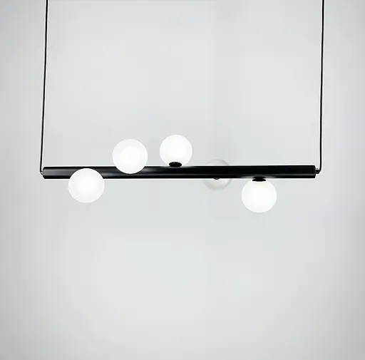 Горизонтальная люстра в черном каркасе с миниатюрными белыми плафонами Line.F Длина 120 см - фото 7