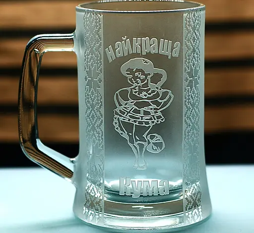 Пивний келих 660 мл Найкраща кума кухоль з гравіюванням  веселий та значущий подарунок для куми  українському стилі - фото 1