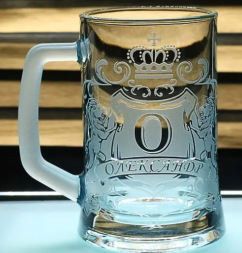 Іменний пивний келих 660 мл Олександр з гравіюванням  Кухоль з гербом короною  левами  Персоналізований подарунок - фото 1