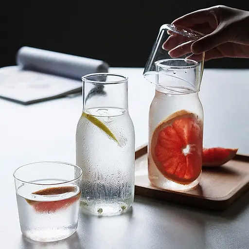 Hniuyun 4Pcs Прикроватный набор для хранения воды со стаканом, прозрачный стеклянный кувшин для воды для сока 550 мл, стеклянная бутылка - фото 4