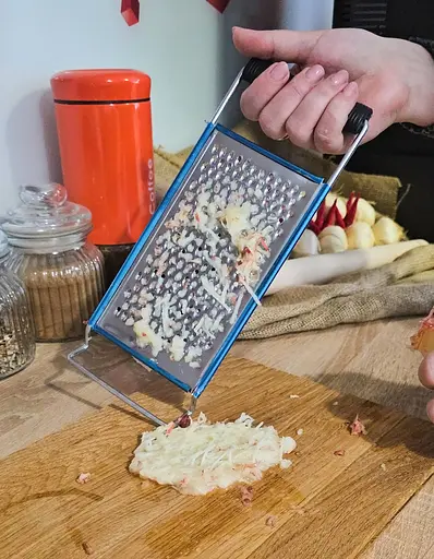 Терка плоска дрібна для овочів, коренеплодів (буряків, моркви) та фруктів з нержавіючої сталі 27.5 см, Kitchen Master Сірий 85872 - фото 6