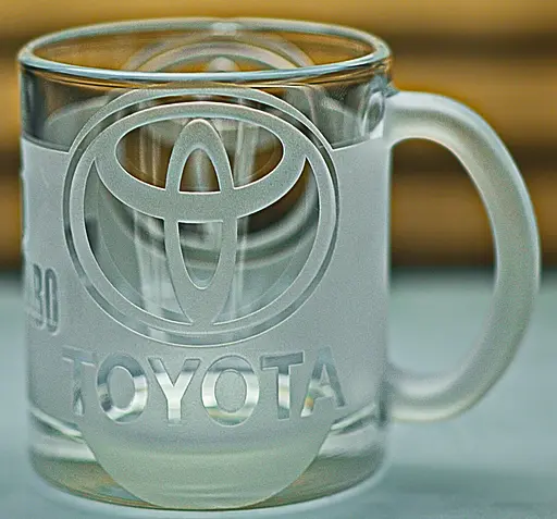 Скляна чашка Toyota Тойота 320 мл з гравіюванням Подарунок автолюбителю кружка для чаю та кави з лого  авто та  легендарний слоган - фото 8