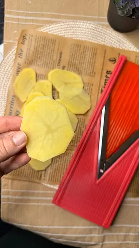 Ручний слайсер овочерізка з V-лезами з нержавіючої сталі для тонкої нарізки картоплі на чіпси, Kitchette Червоний 86964 - фото 5