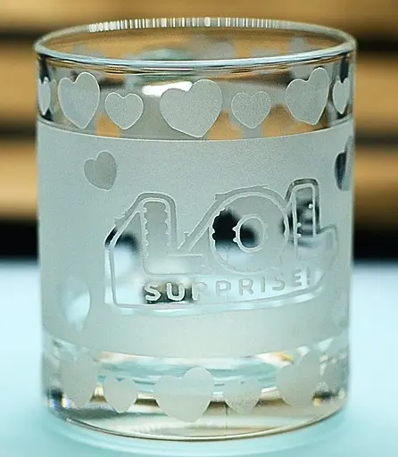 Подарункова дитяча чашка для чаю води 320 мл з гравіюванням лялька ЛОЛ L.O.L - фото 4