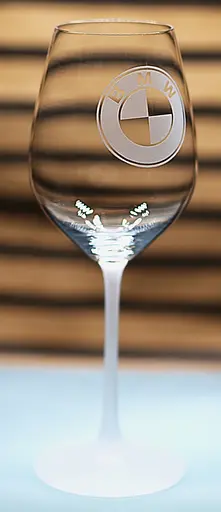 Винний келих 480 мл з гравіюванням BMW  подарунок для автолюбителя  скляний фужер з логотипом авто БМВ - фото 2