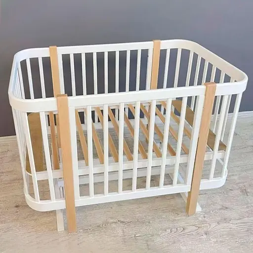 Детская кроватка Мия с опускной боковиной, шарнир-подшипник бук белый с натуральными стойками - фото 3