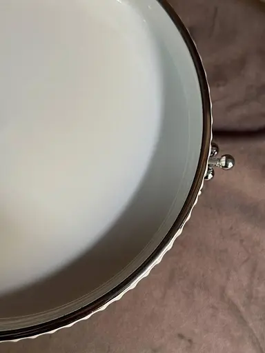 Керамическое блюдо 1570G с рельефом на серебристой подставке 20 см - фото 7