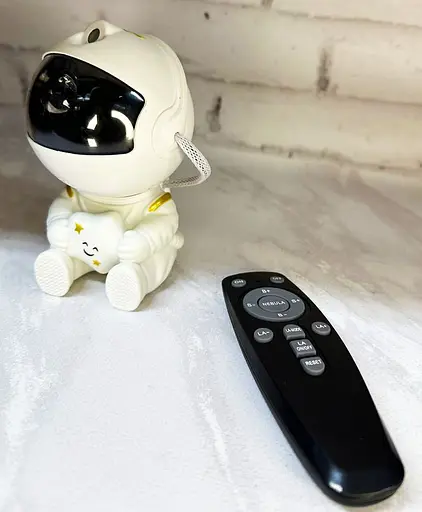 Ночник-проектор звездного неба Астронавт Astronaut, сидящий со звездой космонавт с пультом 8 режимов - фото 3