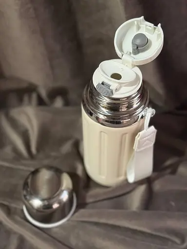 Термос із кнопковим дозатором та чашкою Stenson MT-5349 пластиковий з ручкою 600мл Білий - фото 3