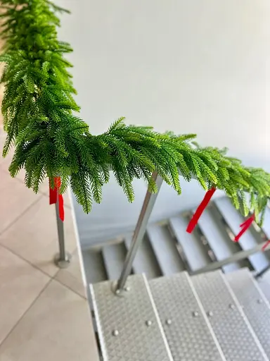 Хвойна гірлянда Hvoya Forest лита зелена з салатовими кінчиками 2 м - фото 6