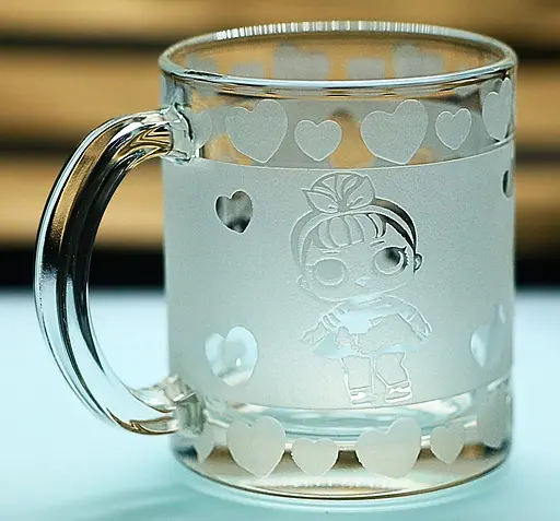 Подарункова дитяча чашка для чаю води 320 мл з гравіюванням лялька ЛОЛ L.O.L - фото 2