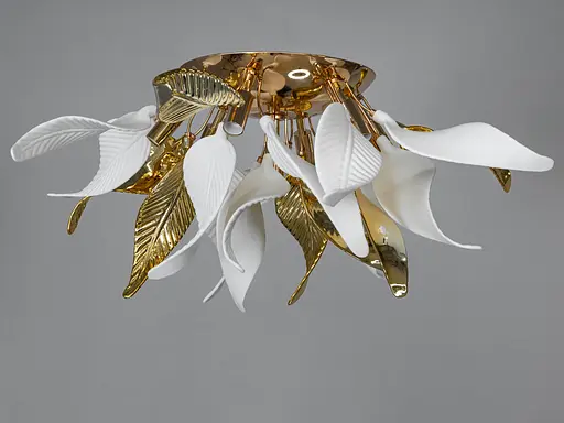 Гармоничная потолочная люстра с фарфоровыми элементами, 7 ламп, золото. - фото 1