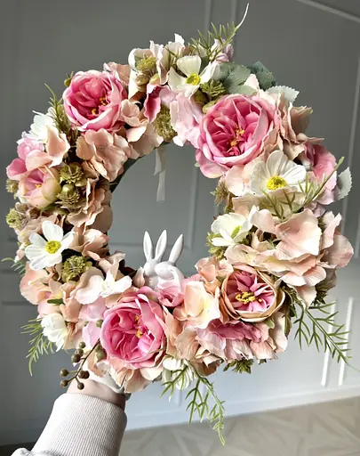 Интерьерный венок на двери из искусственных цветов Hvoya Нежность роза, гортензия, космея и керамические зайчики 35 см - фото 4
