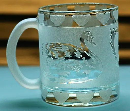 Скляна чашка 320 мл Лебеді з гравіюванням кухоль для закоханих  Подарунок на весілля річницю для коханих матова - фото 1