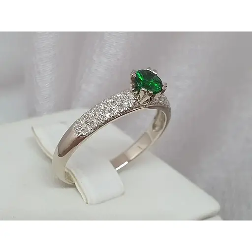 Золотое кольцо с бриллиантами и цаворитом. 121328 18,5 - фото 3