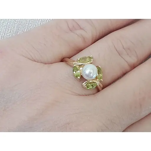 Золотое кольцо с жемчугом и хризолитом. 202269 19 - фото 6