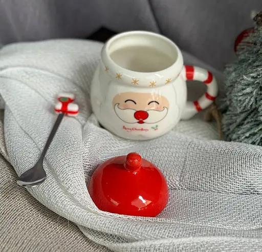 Новогодняя кружка Olens 102-1062 Кенди-Санта с крышкой и ложкой керамика 400 мл Красная - фото 3