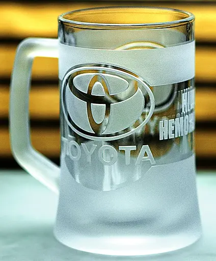 Пивний кухоль Toyota Тойота 660 мл з гравіюванням Подарунок автолюбителю  Келих з логотипом авто та легендарний слоган - фото 3