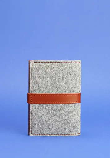 Фетровая обложка для паспорта 1.1 с кожаными коричневыми вставками - фото 5