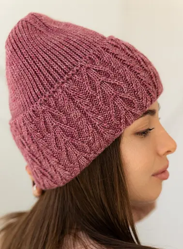 Женская вязаная шапка джулия 20% шерсть с отворотом Темно Розовый - фото 2