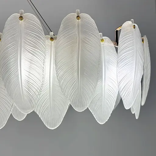 Підвісна овальна золота люстра із білими скляними пір'їнами у корпусі 120х40 см | Line F | Арт. MJ370-L1200*350 - фото 4