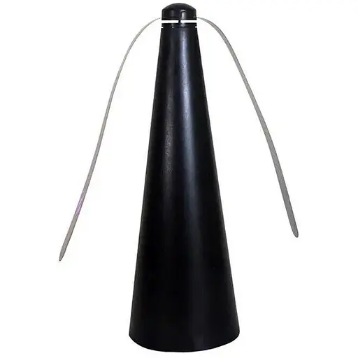 Вентилятор от мух на открытом столе.