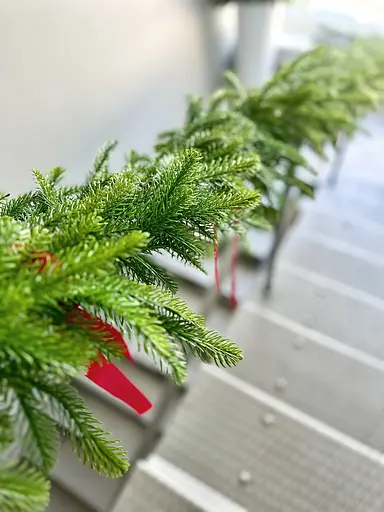 Хвойна гірлянда Hvoya Forest лита зелена з салатовими кінчиками 1.2 м - фото 6