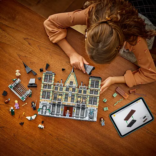 Уценка. Конструктор LEGO Harry Potter Имение семьи Малфой 1601 деталь (76453) - фото 11