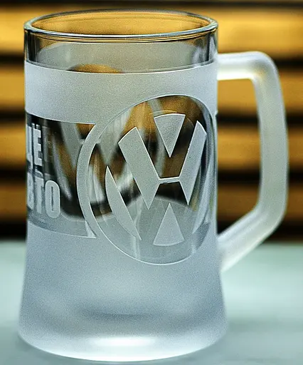 Пивний кухоль Volkswagen Фольксваген 660 мл з гравіюванням Подарунок автолюбителю  Келих з логотипом авто та легендарний слоган - фото 7