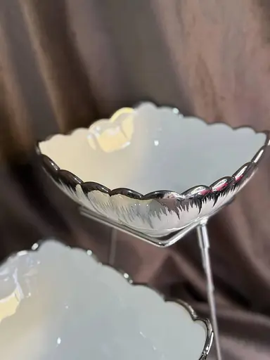 Двухъярусная фруктовница фарфорова на металлической подставке 15x20 см Белый - фото 4