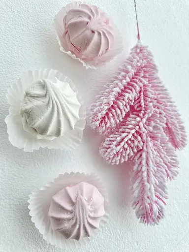 Гілка хвойна лита Hvoya Lux Marshmallow Pink рожева засніжена 33 см 150 шт. - фото 6